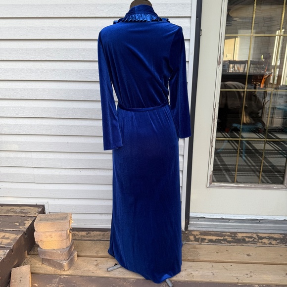 Vintage royal blue velvet/velour wrap robe—so luxe & cozy 💙 - Picture 2 of 7